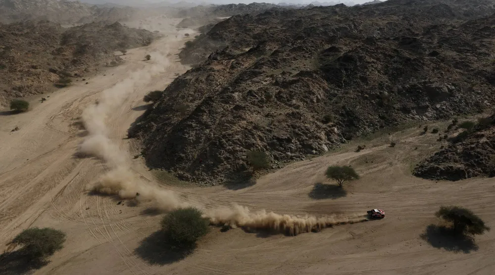 تصدر القطري ناصر العطية ترتيب فئة السيارات في رالي داكار بالمرحلة الثانية (رويترز)