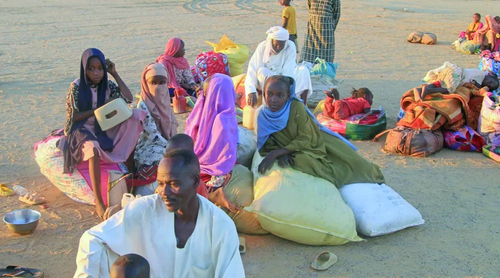 سودانيون فرّوا من الفاشر يستريحون لدى وصولهم إلى مخيم «الأفاد» للنازحين بمدينة الدبة شمال السودان في 19 نوفمبر 2025 (أ.ف.ب)