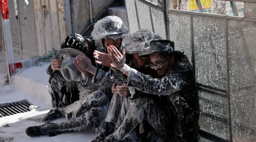 إسرائيليون من اليهود المتشددين بعد مواجهة مع الشرطة في القدس يوم الأحد خلال احتجاج ضد التجنيد (إ.ب.أ)