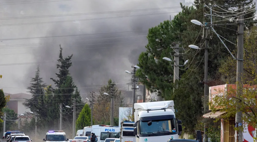 دخان كثيف يتصاعد من منزل في يالوفا شمال غربي تركيا أثناء اشتباك بين الشرطة وخلية من «داعش» في 29 ديسمبر الماضي (رويترز)