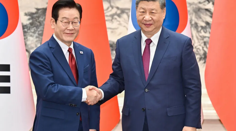 خلال لقاء الرئيس الصيني شي جينبينغ ونظيره الكوري الجنوبي لي جاي ميونغ في بكين اليوم (أ.ب)