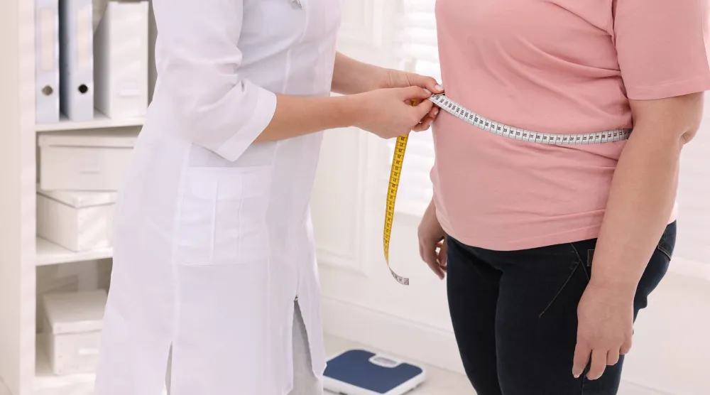 محيط الخصر إلى الطول يُعد «مؤشراً أفضل بكثير» للحالة الصحية (شاترستوك)