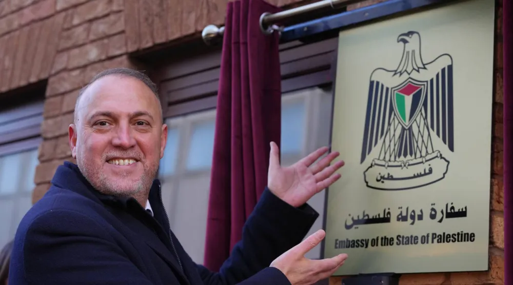 حسام زملط سفير فلسطين لدى المملكة المتحدة خلال حفل افتتاح السفارة الفلسطينية في لندن الاثنين 5 يناير 2026 (أ.ب)
