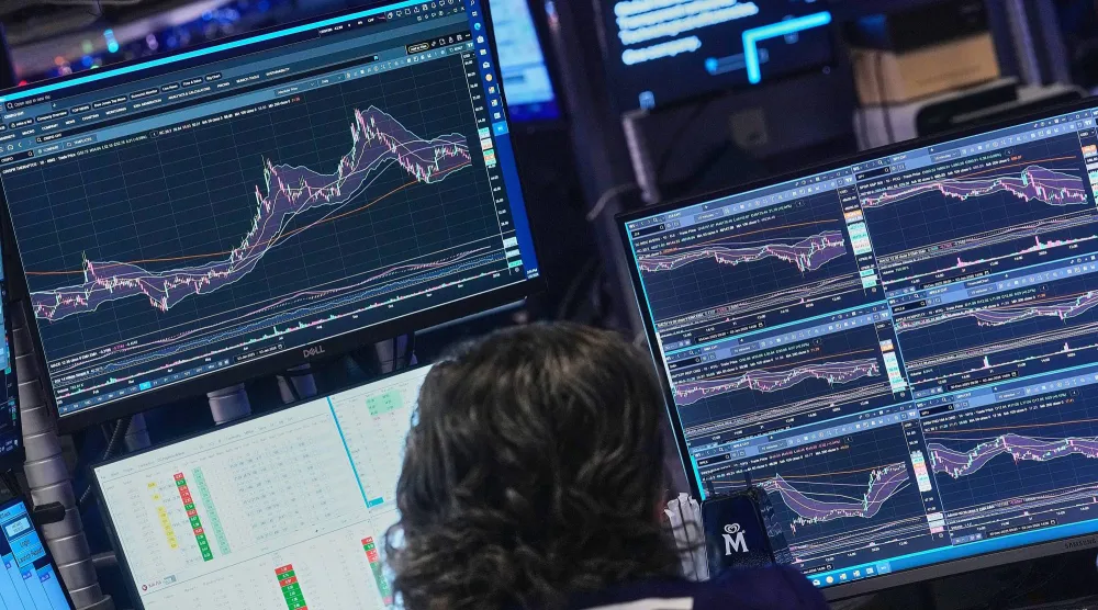 متداول يعمل في بورصة نيويورك (أ.ب)