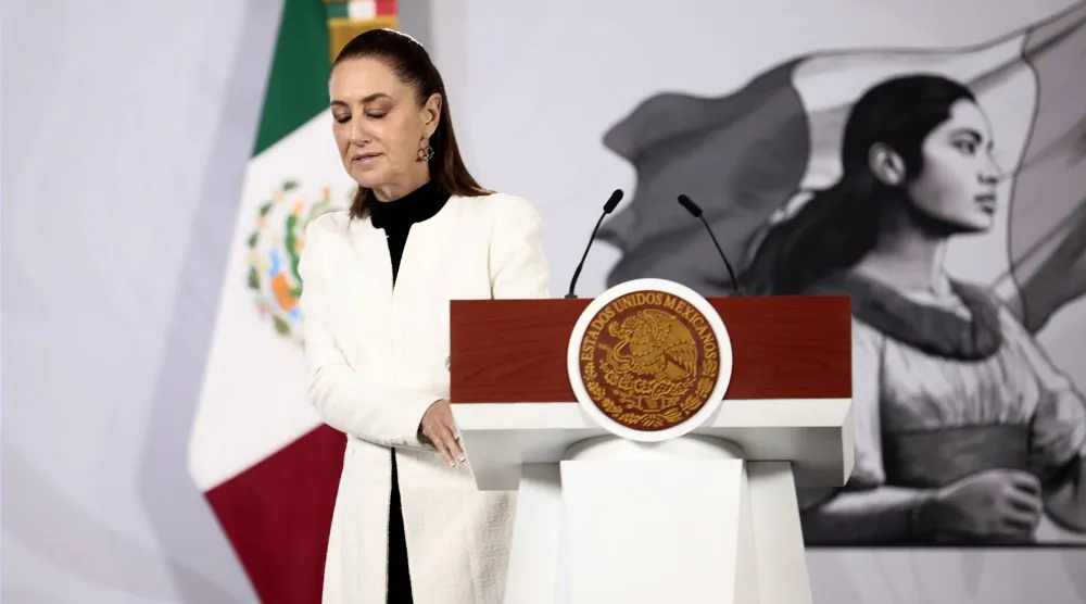 رئيسة المكسيك كلاوديا شينباوم تغادر القاعة حيث كانت تتحدث في مؤتمرها الصحافي اليومي قبيل وقوع الزلزال (إ.ب.أ)