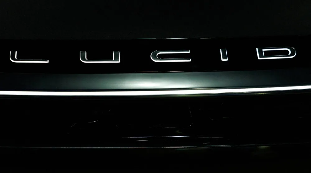 يظهر شعار شركة «لوسيد» على سيارتها الكهربائية «غرافيتي» في معرض لوس أنجليس للسيارات (رويترز)