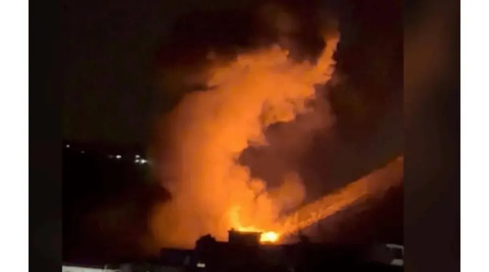 النيران تتصاعد من الموقع الذي استهدفته الغارة الإسرائيلية في بلدة المنارة بالبقاع الغربي (الوكالة الوطنية للإعلام)