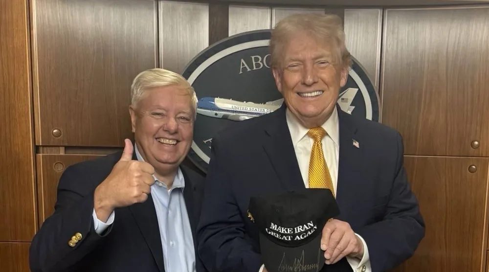 السيناتور الأميركي ليندسي غراهام ينشر صورة تجمعه بالرئيس الأميركي دونالد ترمب وهو يحمل قبعة كُتب عليها «لنجعل إيران عظيمة مرة أخرى» الاثنين