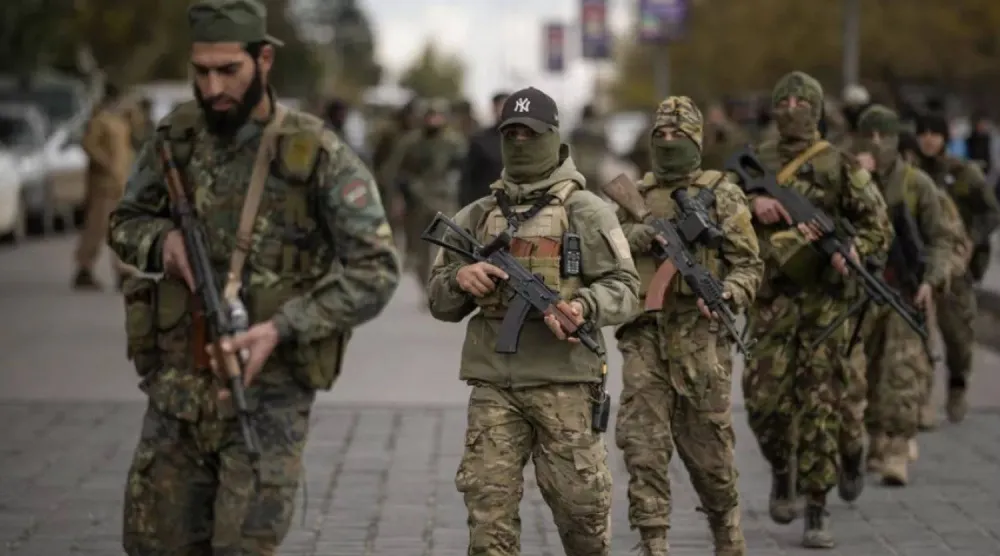 قوات من إدارة العمليات العسكرية خلال عرض عسكري في وسط دمشق بسوريا يوم 27 ديسمبر 2024 (أ.ب)