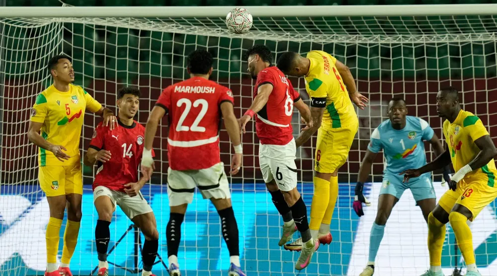 ياسر إبراهيم لاعب مصر (في الوسط) يسجل برأسه هدف منتخب بلاده الثاني في مرمى بنين (اب)