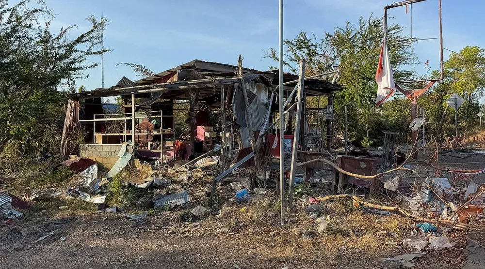 منزل متضرر في كمبوديا إثر اشتباكات حدودية سابقة بين جنود كمبوديين وتايلانديين (أ.ف.ب)