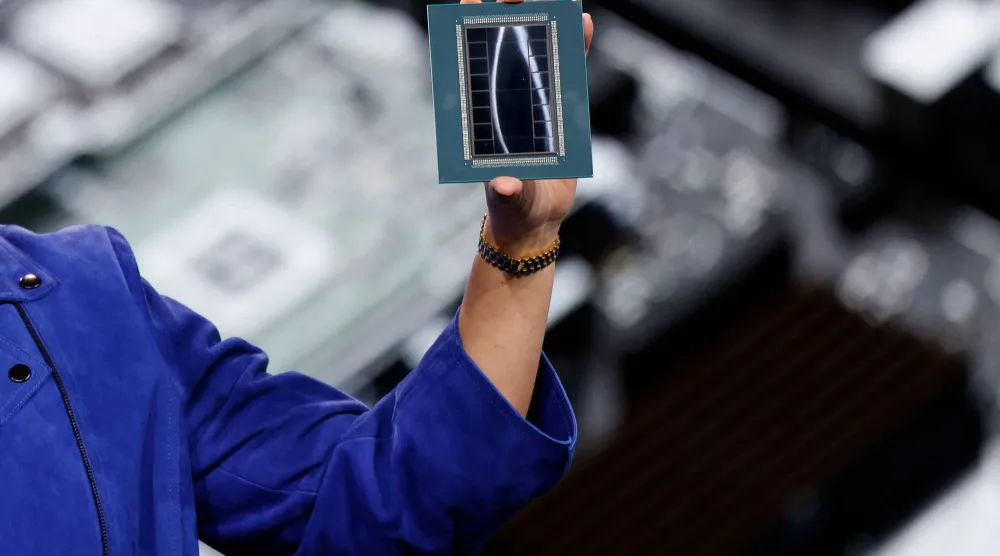 الكشف عن معالج «MI455» المخصص لأحمال الذكاء الاصطناعي الضخمة في فعالية «AMD» في لاس فيغاس (أ.ف.ب)