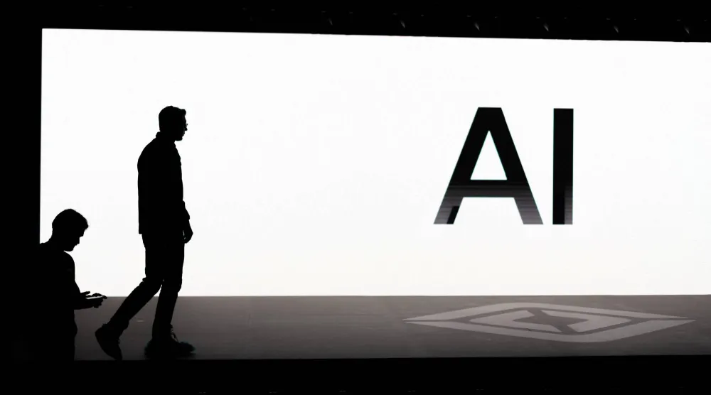 شاشة تعرض حرفي «إيه آي» خلال «يوم القيادة الذاتية والذكاء الاصطناعي» لشركة «ريفان» في بالو ألتو خلال ديسمبر 2025 (رويترز)