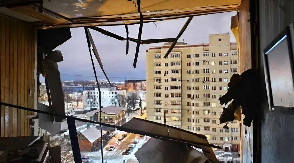 صورة التقطتها ونشرتها لجنة التحقيق الروسية في 6 يناير 2026 تظهر شقةً مُدمّرةً في مبنى سكني إثر هجوم بطائرة مُسيّرة في مدينة تفير (أ.ف.ب)
