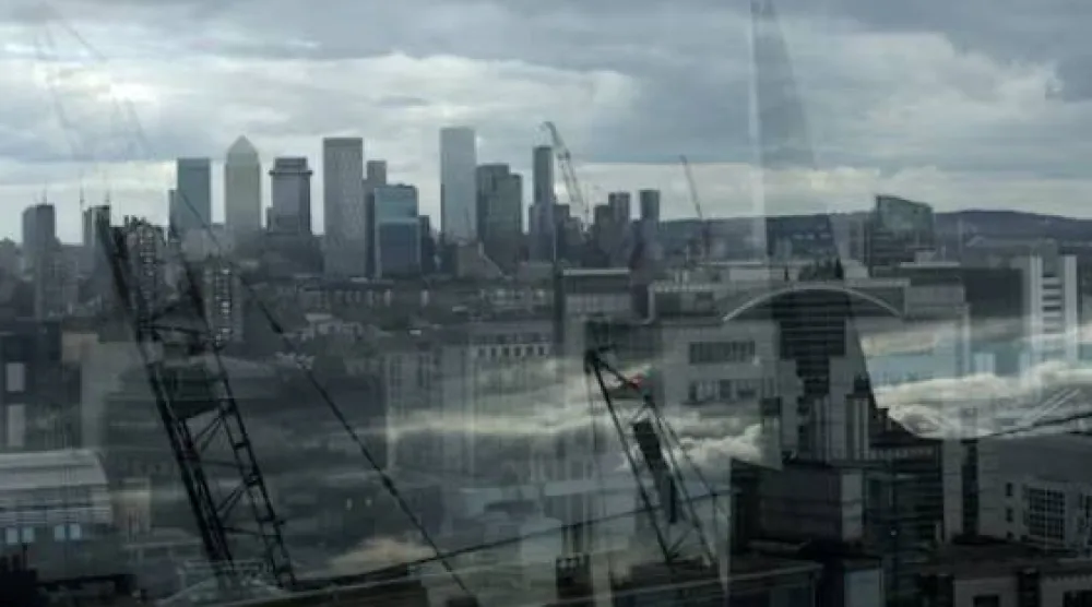 ناطحات سحاب كاناري وورف وذا شارد منعكسة على زجاج «غاردن آت 120» في الحي المالي بلندن (رويترز)