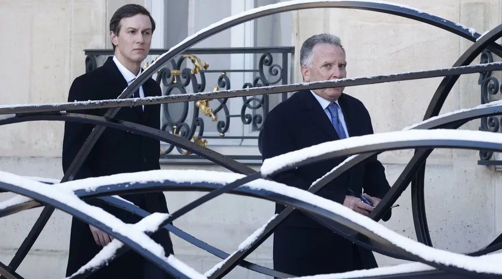 المبعوث الخاص ستيف ويتكوف وغاريد كوشنر صهر الرئيس الأميركي دونالد ترمب يصلان إلى قصر الإليزيه (إ.ب.أ)