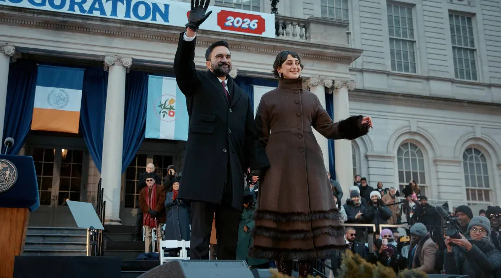 راما دواجي وزهران ممداني في حفل التنصيب (أ.ب)