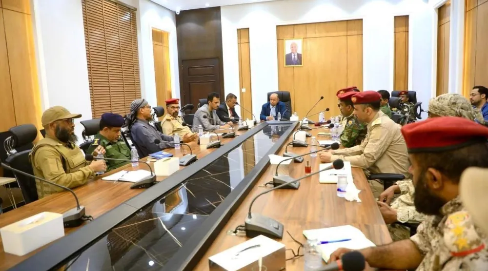 محافظ حضرموت سالم الخنبشي خلال اجتماعه بالأجهزة الأمنية والعسكرية (السلطة المحلية)