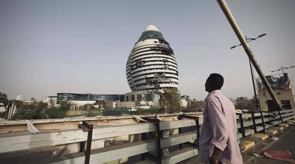 Port Sudan’dan dönecek hükümeti karşılamaya hazırlanan Hartum’daki simge yapılardan biri (Şarku’l Avsat)