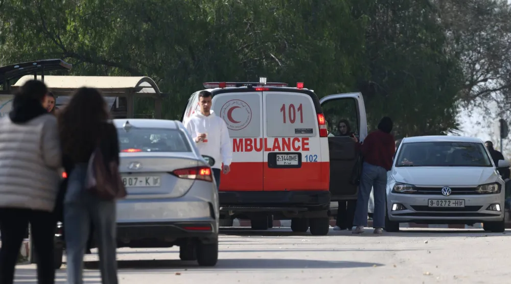 سيارة إسعاف في موقع اقتحام الجيش الإسرائيلي حَرم جامعة بيرزيت قرب رام الله بالضفة الغربية (إ.ب.أ)