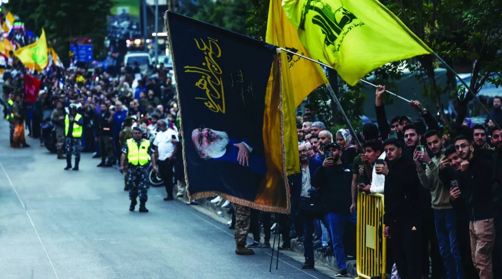 مناصرون يحملون أعلام «حزب الله» اللبناني في بيروت (رويترز)