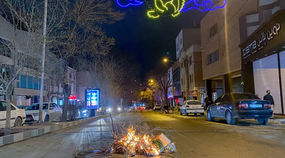 حطام يحترق في وسط شارع خلال احتجاجات في همدان غرب إيران 1 يناير 2026 (أ.ف.ب - غيتي)