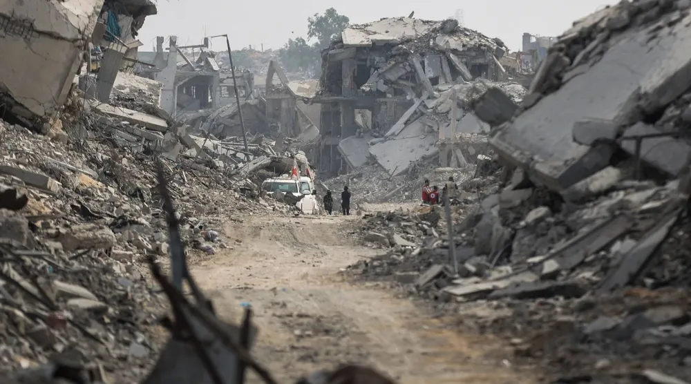 عناصر من «حماس» وأفراد من «الهلال الأحمر» بين الأنقاض جنوب قطاع غزة (أ.ف.ب)