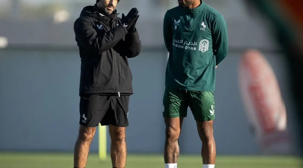 سعد الشهري يتحدث مع أحد اللاعبين خلال التدريبات (نادي الاتفاق)