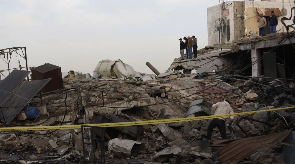 الدمار يظهر في مبنى صناعي إثر استهدافه بغارة جوية إسرائيلية قرب صيدا جنوب لبنان (د.ب.أ)