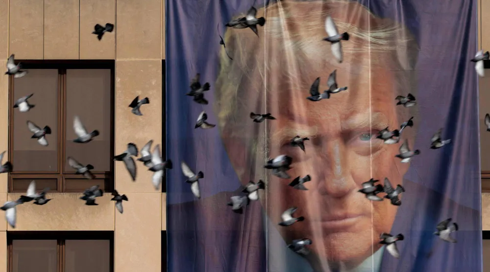 صورة عملاقة للرئيس الأميركي خارج مقر وزارة العمل في واشنطن 5 يناير 2026 (أ.ف.ب)