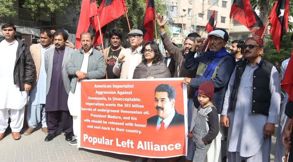 تحالف اليسار الشعبي في مسيرة احتجاجية ضد اعتقال الرئيس الفنزويلي نيكولاس مادورو (إ.ب.أ)