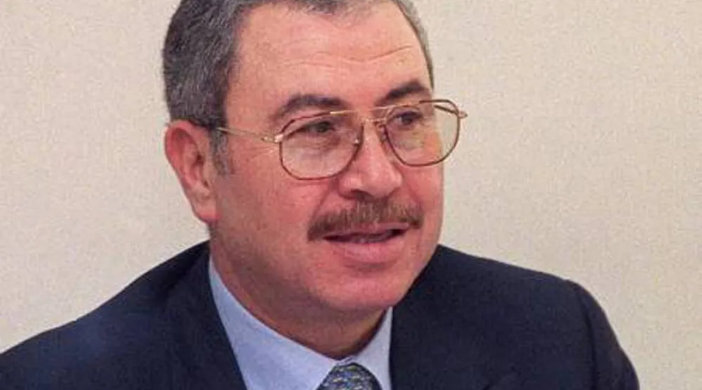 الراحل علي أبو الراغب بعد تشكيل حكومته في 19 يونيو عام 2000