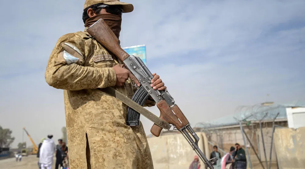 صورة ملتقطة في 29 ديسمبر 2025 تظهر أحد أفراد الأمن التابعين لحركة طالبان وهو يقف حارساً بالقرب من نقطة حدودية مع باكستان (أ.ف.ب)
