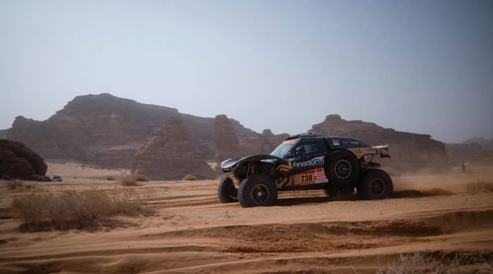 تصدّر السعودي ياسر بن سعيدان المرحلة الثالثة من «رالي داكار السعودية» (الاتحاد السعودي للسيارات والدراجات النارية)
