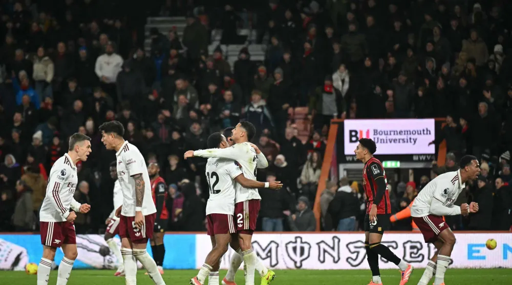 لاعبو آرسنال وفرحة الفوز المثير على بورنموث في الجولة الماضية (أ.ف.ب)