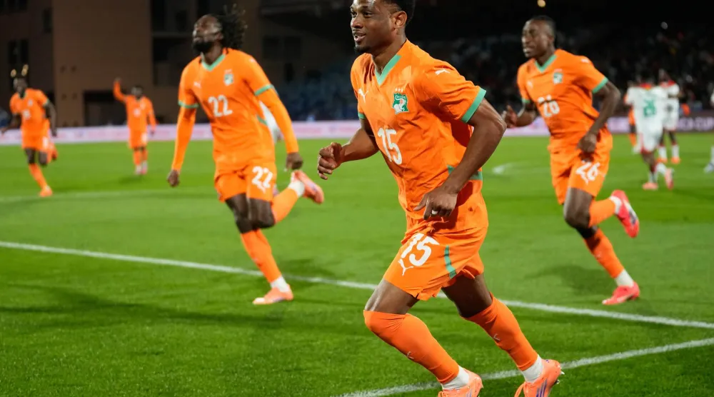 فرحة لاعبي كوت ديفوار بالفوز الكبير على بوركينا (أ.ب)