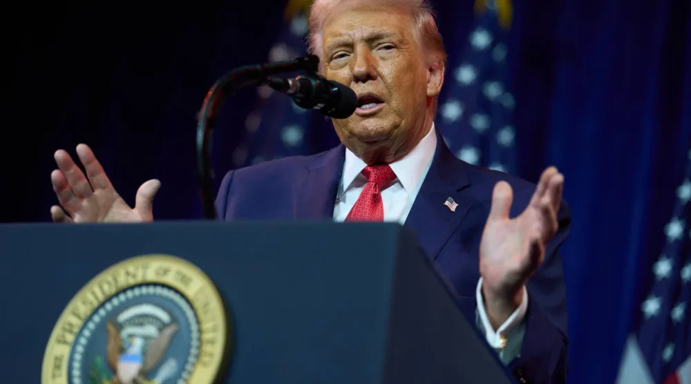 الرئيس الأميركي دونالد ترمب يلقي كلمة أمام المشرعين الجمهوريين في مجلس النواب الأميركي خلال خلوتهم السنوية لمناقشة السياسات 6 يناير 2026 في العاصمة واشنطن (أ.ب)