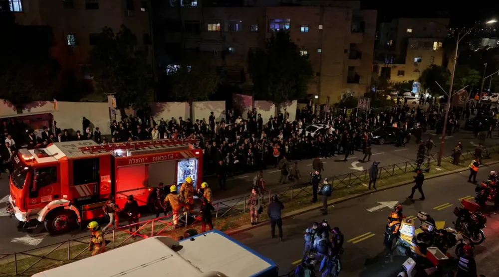 Yahudi din adamlarının, topluluklarından erkeklerin İsrail ordusuna askere alınması baskısına karşı düzenledikleri protesto sırasında bir otobüsün bir grup yayaya çarpması sonucu bir kişinin öldüğü kaza yerine ulaşan kurtarma ekipleri, Kudüs, 6 Ocak 2026 (Reuters)