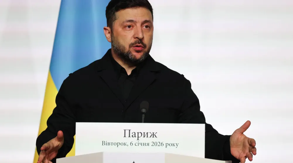 الرئيس الأوكراني فولوديمير زيلينسكي يلقي كلمة في مؤتمر صحافي عقب توقيع إعلان نشر القوات في أوكرانيا بعد وقف إطلاق النار وذلك خلال قمة تحالف الراغبين بشأن الضمانات الأمنية لأوكرانيا في قصر الإليزيه في باريس فرنسا 6 يناير 2026 (إ.ب.أ)