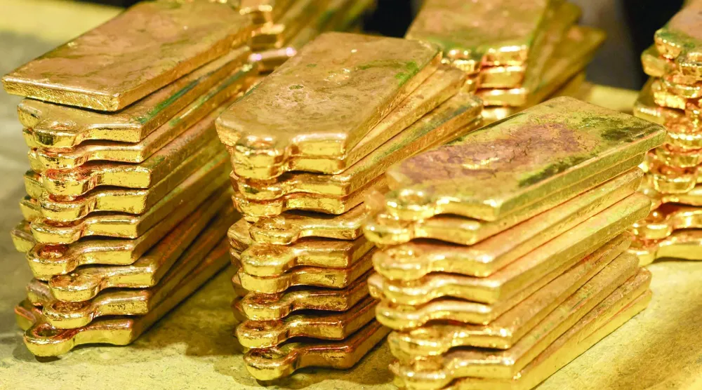 
سبائك من الذهب بعد إخراجها من القوالب في مصفاة «إيه بي سي» بسيدني (أ.ف.ب)