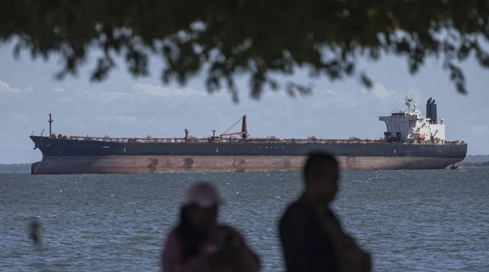 ناقلة نفط تبحر في بحيرة ماراكايبو بمدينة ماراكايبو في فنزويلا وسط مخاوف من سيطرة أميركا على القطاع (إ.ب.أ)