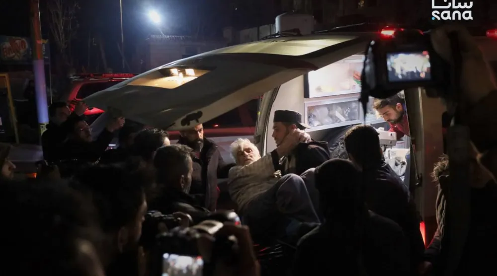 وصول المرضى والمصابين من «مشفى حلب للأمراض الداخلية» إلى «مشفى الرازي» بعد استهداف الأول من تنظيم «قسد» (سانا)