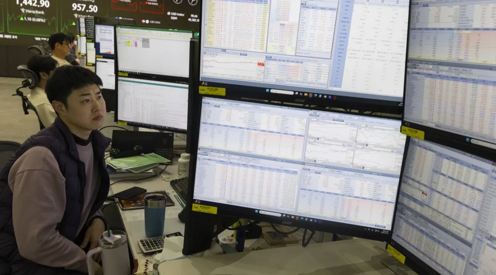 متداولون يعملون أمام شاشات تعرض مؤشرات الأسهم في بنك «هانا» بسيول (إ.ب.أ)