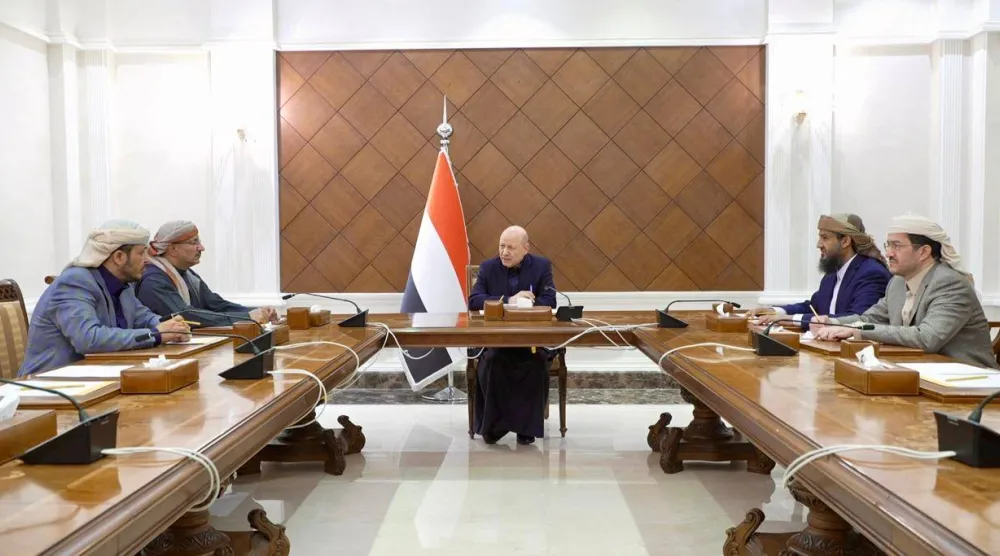 رئيس مجلس القيادة وأعضاء المجلس خلال اجتماعهم الطارئ الأربعاء (سبأ)