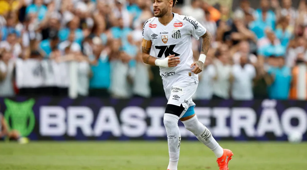 نيمار يمدّد عقده مع سانتوس حتى نهاية 2026 (أ.ف.ب)