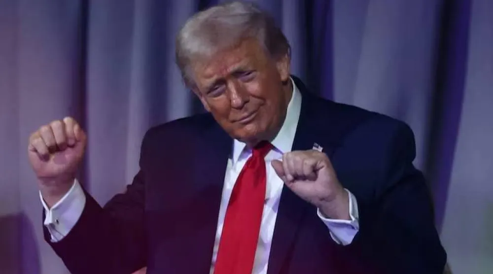 الرئيس الأميركي دونالد ترمب يرقص في «مركز جون إف كينيدي للفنون المسرحية» بواشنطن يوم 5 ديسمبر 2025 (أرشيفية- رويترز)