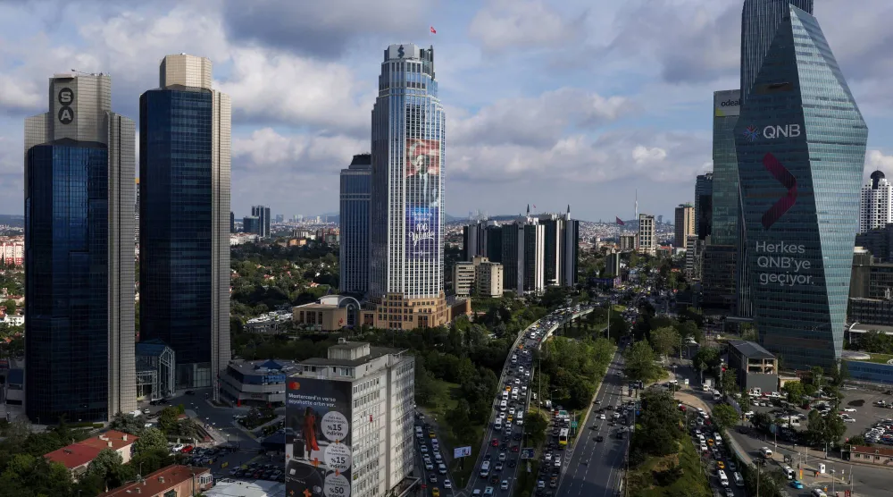 ناطحات السحاب في منطقة ليفنت التجارية والمالية بإسطنبول (رويترز)