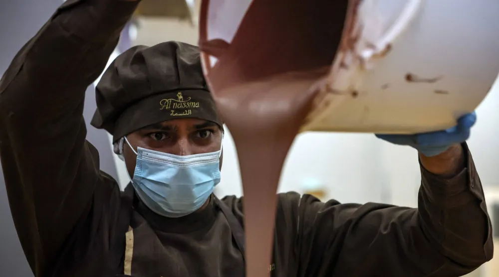 تُعد الشوكولاته الداكنة مصدراً غنياً بالمغنسيوم (أ.ف.ب)