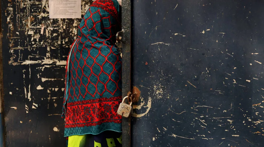 امرأة هندية تزور مكتباً حكومياً في كلكتا الهند (إ.ب.أ)