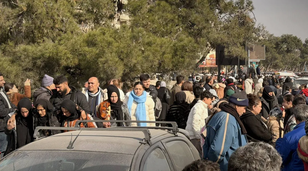 سكان حي الشيخ مقصود يغادرون بعد إعلانه من جانب الجيش السوري ضمن منطقة عسكرية في حلب (سانا)